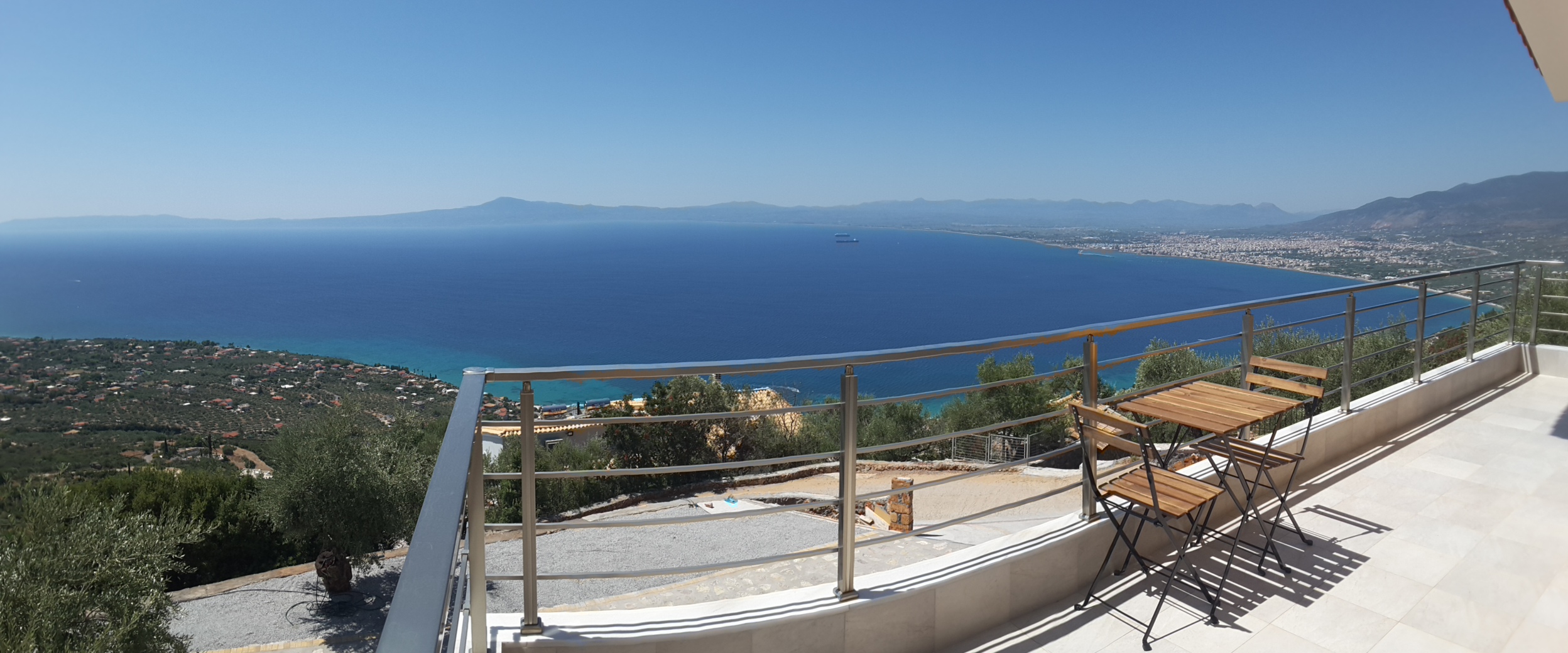 Each 2nd floor apartment has a private balcony with sea view and access to a large surrounding garden.