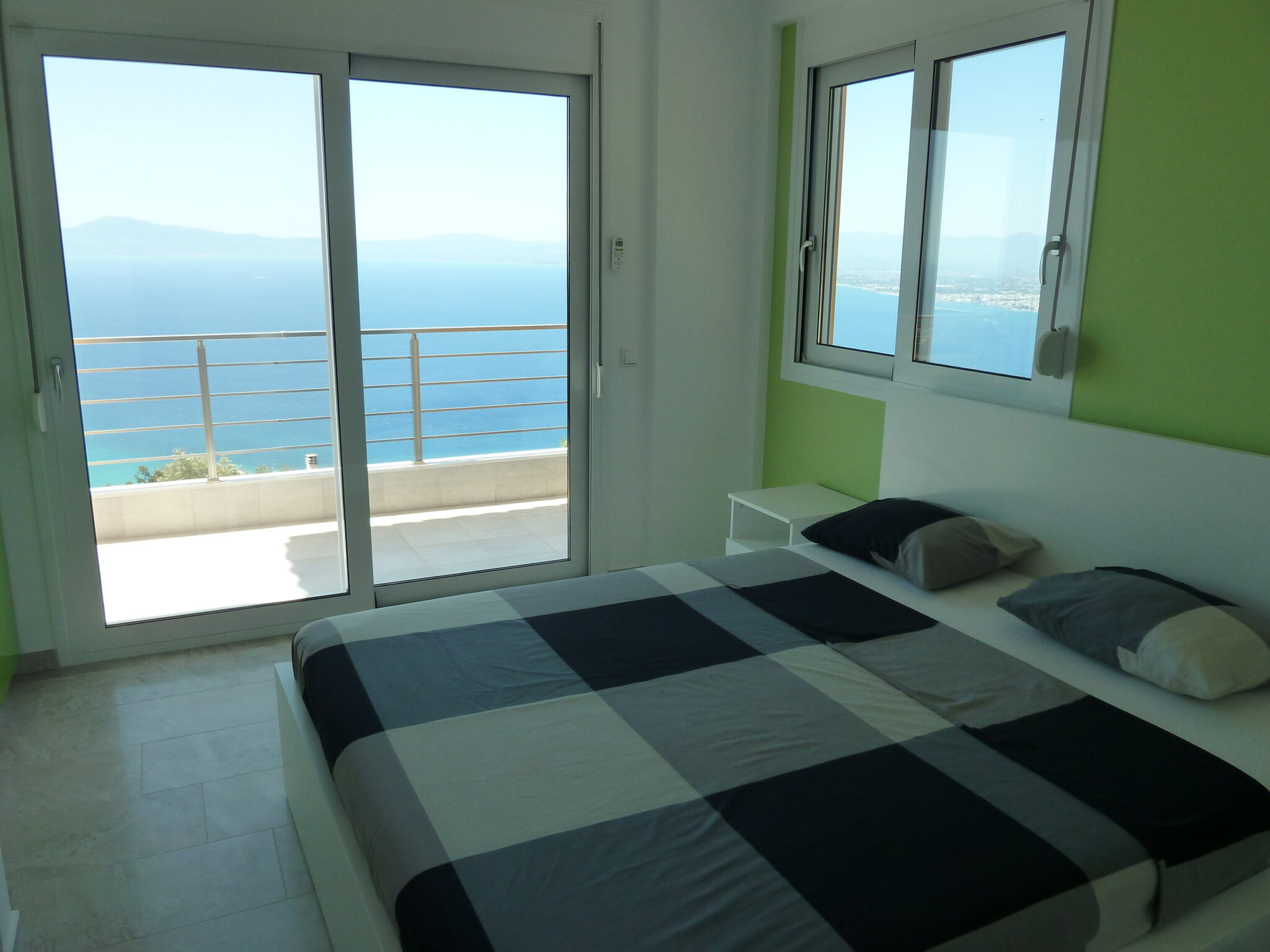 2nd floor Bedroom with sea view